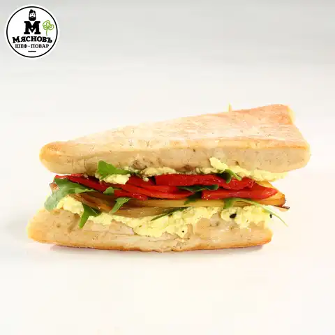 Сэндвич на полбяной лепешке с овощами-гриль и соусом из сыра тофу и карри