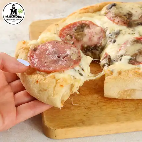 Пицца горячая Римская Прошутто, с базиликом и сырным соусом 410г