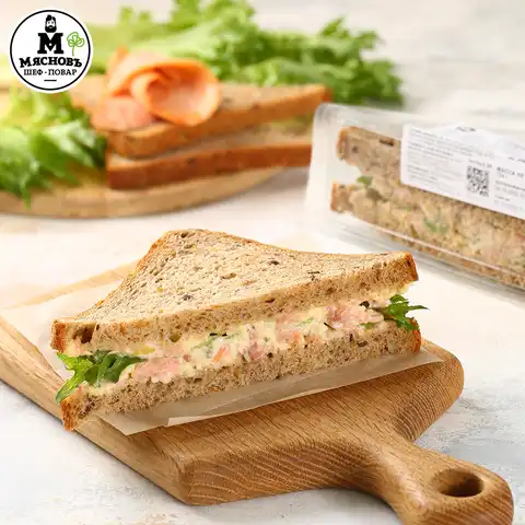 Сэндвич с лососем на зерновом хлебе
