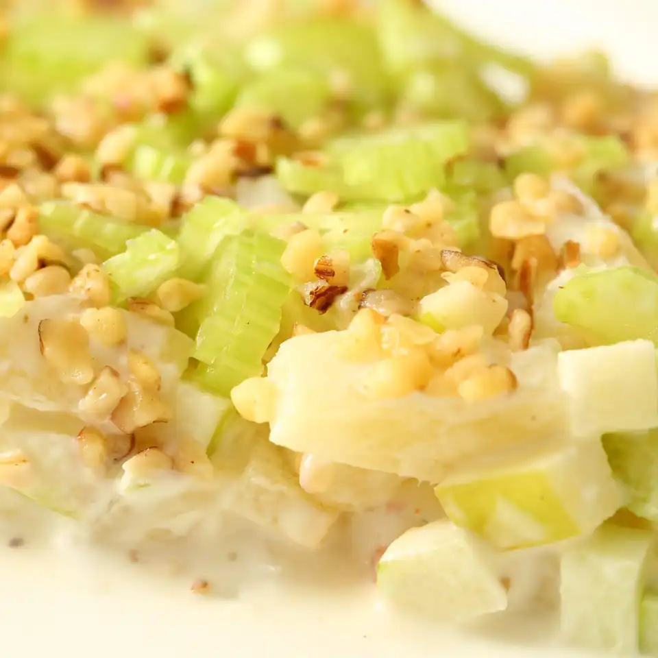 Салат из курицы, яблок, сельдерея и грецким орехом простой рецепт с фото пошагово