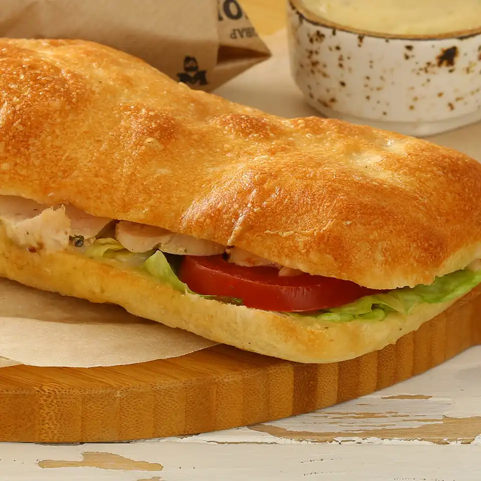 Сэндвич на чиабатте с запеченной курицей и соусом Цезарь
