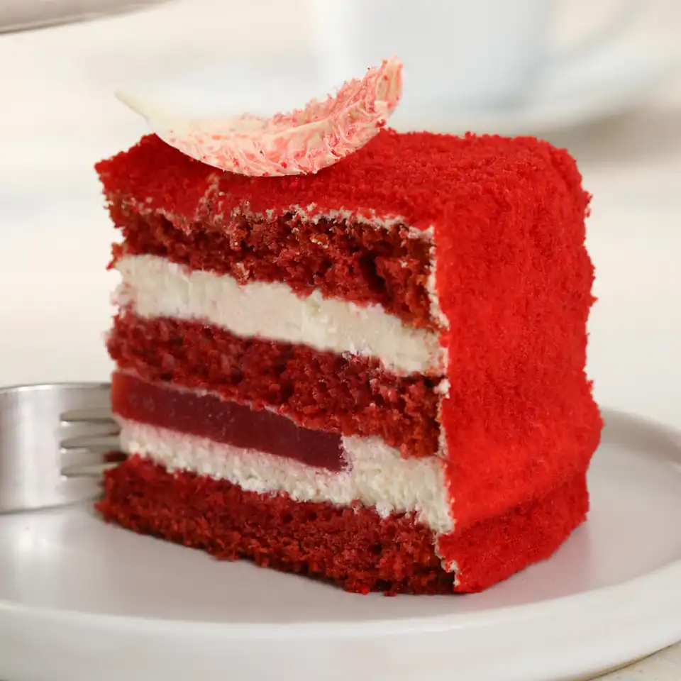 Приготовить торт красный бархат в домашних. Торт красный бархат Гулливер. Торт цифра красный бархат. Пирожное красный бархат. Красный бархат Белореченские торты.
