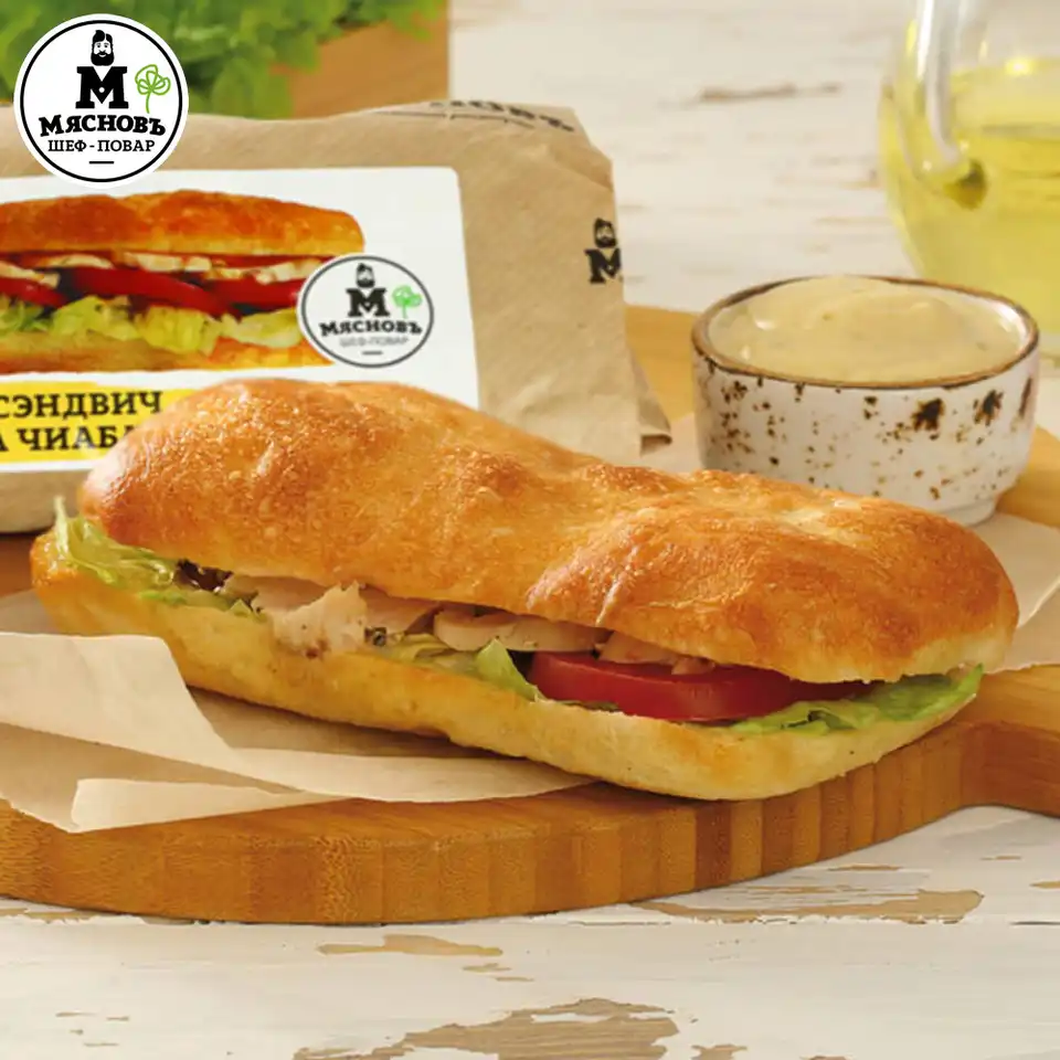 Сэндвич на чиабатте с запеченной курицей и соусом Цезарь