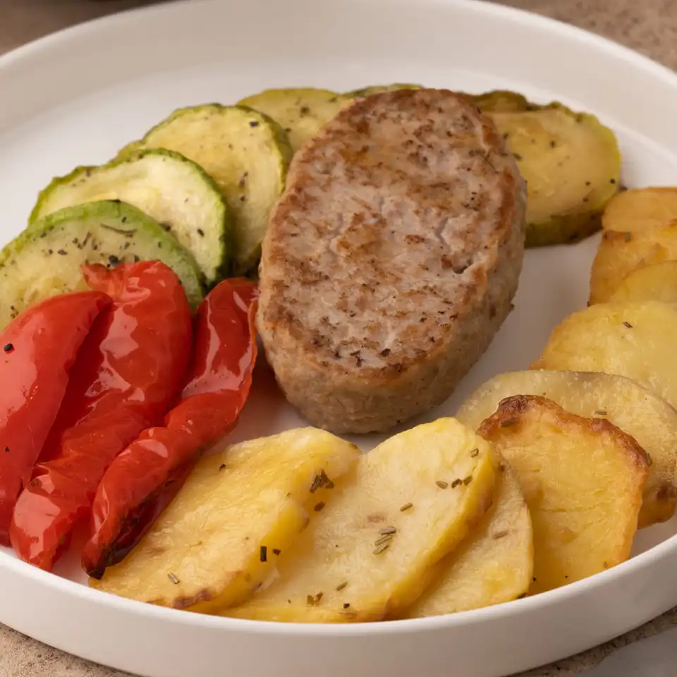 Котлета из говядины с запеченным картофелем и овощами-гриль